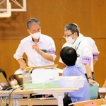 票の数え直しをする伊丹市選管の職員ら＝伊丹市立伊丹スポーツセンター