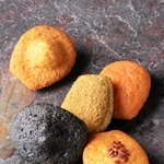 「香住鶴」の酒かすや、「神鍋ブラック」、「朝倉山椒」などを使用した焼き菓子（Ｃ）ｋｉｎｕｇａｗａ＿ｐｈｏｔｏ