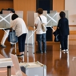 投票する有権者ら＝１０日午前、神戸市中央区山本通１