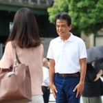当選から一夜明け、街頭であいさつに立つ片山大介氏＝１１日午前、ＪＲ三ノ宮駅前（撮影・吉田敦史）