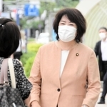 参院選の当選から一夜明け、神戸・三宮の街頭に立ち、通勤客らにあいさつする公明党の伊藤孝江氏＝１１日午前、神戸市中央区