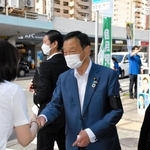 支援者と握手を交わす末松信介氏（右から２人目）＝１１日午前、神戸市垂水区
