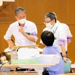票の数え直しなどに追われる伊丹市職員ら＝１１日午前３時１１分、伊丹市鴻池１