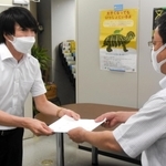 兵庫県幹部（右）に要望書を手渡す梅田修作上郡町長＝県庁