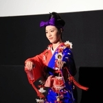 映画「島守の塔」上映会に先立って、沖縄舞踊を披露する仲村佑奈さん＝１１日午後、神戸市中央区御幸通８、キノシネマ神戸国際（撮影・鈴木雅之）
