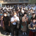 参院選候補者の街頭演説に耳を傾ける有権者＝７日、神戸市内