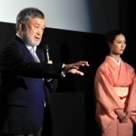 映画「島守の塔」上映会であいさつする五十嵐匠監督（左）と、出演者の仲村佑奈さん＝１１日夜、神戸市中央区御幸通８、キノシネマ神戸国際（撮影・鈴木雅之）
