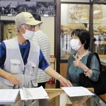 妻鹿町史料館を見学する目賀紀子さん（右）ら＝姫路市飾磨区妻鹿