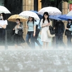 たたきつけるような雨の中を歩く人たち＝１２日午前、神戸市中央区（撮影・鈴木雅之）