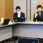 国内での外国人支援を担うＪＩＣＡ関西の国際協力推進員、山本聖也さん（右）＝神戸市中央区脇浜海岸通１
