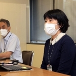 オミクロン株のＢＡ・２・７５系統について説明する神戸市健康局の山崎初美担当局長（右）と岩本朋忠・健康科学研究所長＝１２日午後、神戸市中央区加納町６、神戸市役所（撮影・吉田敦史）