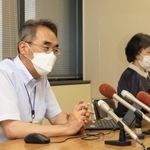 オミクロン株のＢＡ・２・７５系統について説明する神戸市健康局の岩本朋忠・健康科学研究所長（左）と山崎初美担当局長＝１２日午後、神戸市中央区加納町６、神戸市役所（撮影・吉田敦史）