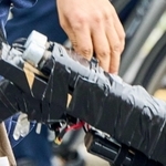 山上徹也容疑者が現場で手にしていた、金属製の筒２本を粘着テープで束ねた銃＝８日、奈良市