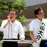 候補者の応援演説に駆け付けた日本維新の会社の松井一郎代表（左）＝６月２６日、尼崎市内