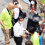 候補者の応援演説に駆け付け、有権者と触れ合う日本維新の会松井一郎代表（手前左）＝６月２６日、尼崎市内