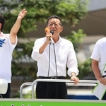 候補者の応援演説に駆け付けた日本維新の会松井一郎代表（中央）＝６月２６日、尼崎市内