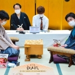 藤井聡太叡王（左）が出口若武六段を破って初防衛した第７期叡王戦第３局＝５月２４日、千葉県柏市（日本将棋連盟提供）