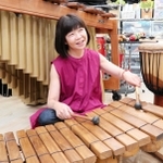 西アフリカの木琴バラフォンを演奏する安永早絵子＝大阪府豊中市