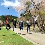 宍粟の桜をアピールするしそくらメンバーたち＝宍粟市波賀町（しそくら提供）