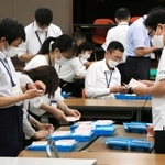 比例代表の票を集計する職員＝１１日午前０時３８分、猪名川町紫合