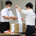 確定票を入れた箱に封をする職員＝１１日午前２時４０分、猪名川町紫合
