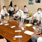 きしろスタジアムと明石トーカロ球場の改修を要望する兵庫陸上競技協会の竹原昇副会長（手前右から２人目）や兵庫県高校野球連盟の西茂樹会長（同３人目）ら＝兵庫県庁