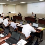 兵庫県立高校の再編対象１４校が報告された県教育委員会定例会＝１４日午後、神戸市中央区、兵庫県庁３号館教育委員会室（撮影・長嶺麻子）