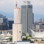 ２カ月半ぶりに白い足場シートで覆われた神戸ポートタワー＝１５日午後、神戸市中央区波止場町