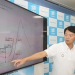 新型コロナ「第７波」への対応について説明する斎藤知事＝１５日夜、兵庫県庁（撮影・長嶺麻子）