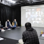 宮城県で「学校ウサギをつかまえろ」を上演するピッコロ劇団＝２０１５年１１月（劇団提供）