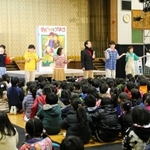 宮城県で「学校ウサギをつかまえろ」を上演するピッコロ劇団＝２０１５年１１月（劇団提供）