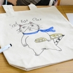 完成したオリジナルデブ猫バッグ＝神戸市灘区王子町３