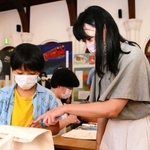 かのうかりんさん（右）とのワークショップを楽しむ子どもら＝神戸市灘区王子町３