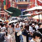 観光客らでにぎわう南京町。各店舗の前には客が列をつくった＝１７日午後、神戸市中央区（撮影・鈴木雅之）