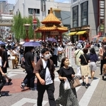 多くの人たちでにぎわう南京町。熱中症対策でマスクを外して歩く人の姿もあった＝１７日午後、神戸市中央区（撮影・鈴木雅之）