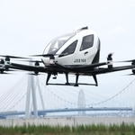 飛行する「空飛ぶクルマ」＝１８日午前、尼崎市船出