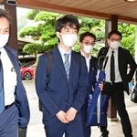 会場入りする藤井聡太王位＝１９日午後２時３８分、神戸市北区有馬町、有馬温泉の旅館「中の坊瑞苑」（撮影・中西幸大）