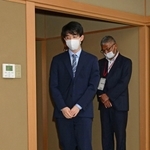 対局室に入室する藤井聡太王位＝１９日午後、神戸市北区有馬町、有馬温泉の旅館「中の坊瑞苑」（撮影・中西幸大）