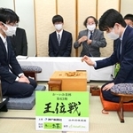 対局室を検分する藤井聡太王位（右）と豊島将之九段＝１９日午後、神戸市北区有馬町、有馬温泉の旅館「中の坊瑞苑」（撮影・中西幸大）