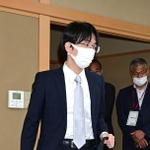 対局室へ部屋入りする豊島将之九段＝１９日午後、神戸市北区有馬町、有馬温泉の旅館「中の坊瑞苑」（撮影・中西幸大）