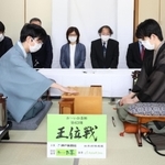 第６３期王位戦の第３局で初手を指す豊島将之九段（左）。右は藤井聡太王位＝２０日午前９時、神戸市北区有馬町、有馬温泉の旅館「中の坊瑞苑」（撮影・長嶺麻子）