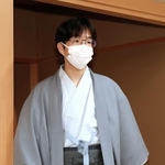対局室に入る豊島将之九段＝２０日午前８時４８分、神戸市北区有馬町の旅館「中の坊瑞苑」（撮影・長嶺麻子）