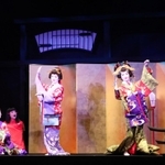 かもん太夫（中央右）と梅川（同左）の連れ舞＝梅田芸術劇場シアター・ドラマシティ