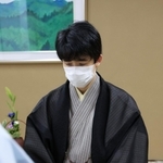 第３局初日を終えた藤井聡太王位＝２０日午後６時１３分、神戸市北区有馬町、有馬温泉の旅館「中の坊瑞苑」