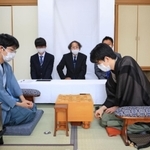 「お～いお茶杯第６３期王位戦」７番勝負の第３局で、再開した対局に臨む藤井聡太王位（右）と豊島将之九段＝２１日午前、神戸市北区有馬町、有馬温泉の旅館「中の坊瑞苑」（撮影・鈴木雅之）