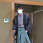 「お～いお茶杯第６３期王位戦」第３局２日目で、対局室入りする藤井聡太王位＝２１日午前、神戸市北区有馬町、有馬温泉の旅館「中の坊瑞苑」（撮影・鈴木雅之）