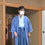 「お～いお茶杯第６３期王位戦」第３局２日目、対局室入りする豊島将之九段＝２１日午前、神戸市北区有馬町、有馬温泉の旅館「中の坊瑞苑」（撮影・鈴木雅之）