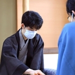 「お～いお茶杯第６３期王位戦」第３局２日目、再開前に駒を並べる藤井聡太王位。手前は豊島将之九段＝２１日午前、神戸市北区有馬町、有馬温泉の旅館「中の坊瑞苑」（撮影・鈴木雅之）