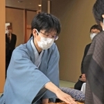 「お～いお茶杯第６３期王位戦」第３局２日目、再開前に駒を並べる豊島将之九段＝２１日午前、神戸市北区有馬町、有馬温泉の旅館「中の坊瑞苑」（撮影・鈴木雅之）