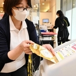 神戸市や日用品メーカーなどが取り組むプロジェクトで設置された回収ボックス＝神戸市中央区雲井通７、コーヨー三宮店